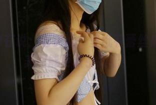 ROSI在说：老实说，壁纸有蕾丝底裤的美图能更吸引眼球！