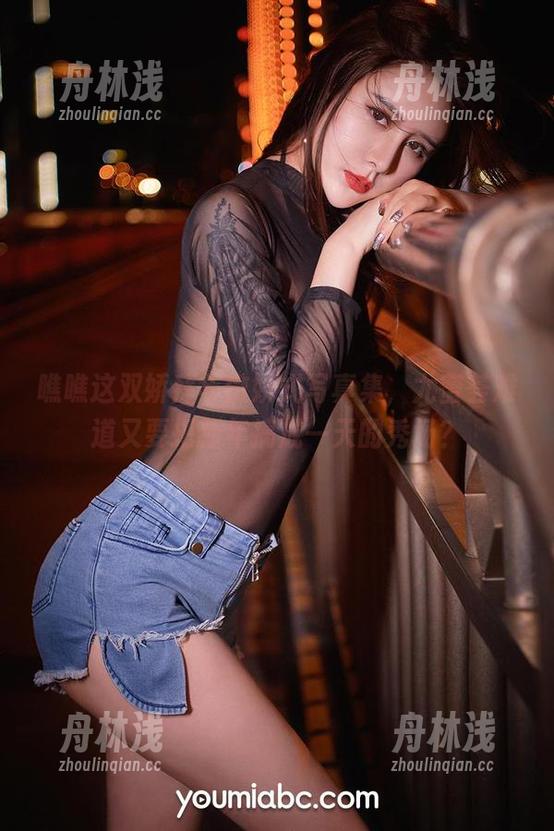 瞧瞧这双娇拜年傲娇式写真集，尤蜜荟难道又要把新年搞成一天的秀场？