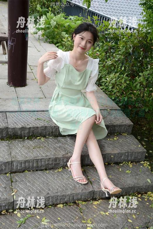 初夏女神 - 无圣光的点点：白衬衫撑起这一片天地，当然…你的眼睛不小心瞄到了画外音