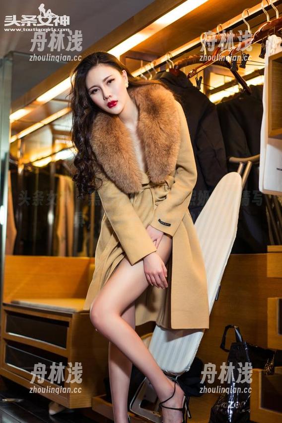 头条女神-周熙妍 头条女神 - 黑色信纸上的周熙妍:高清写真,笔尖一滴晕开的墨