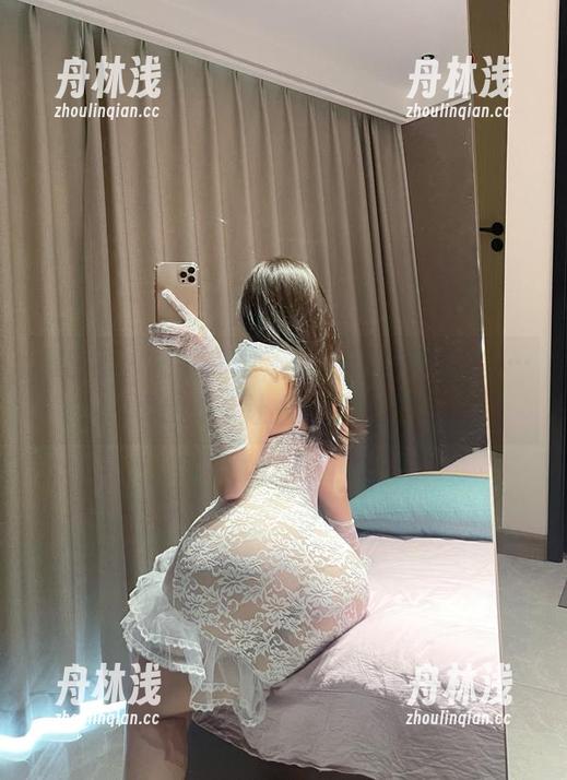 微密圈 - 短裤套图，奶宝妹纸在公园里…真的是太让人想停留了！