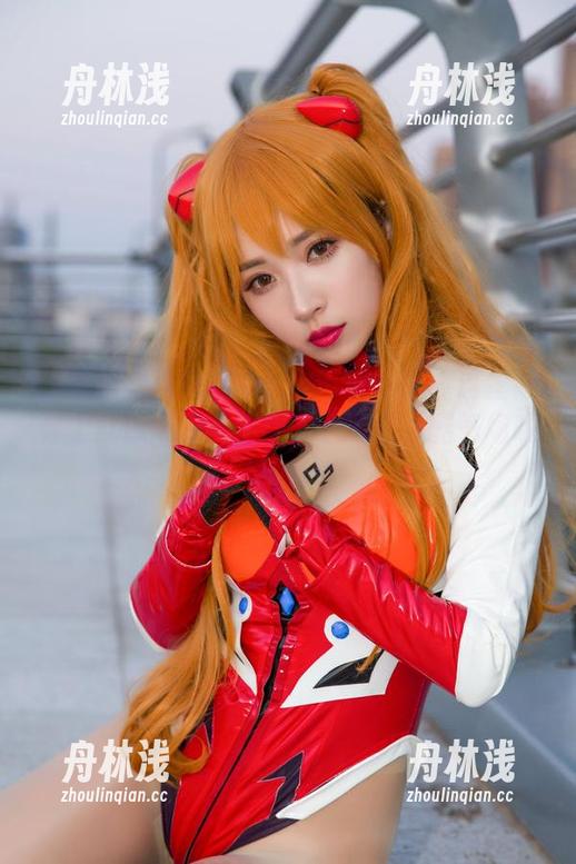 小女巫露娜 跟上小女巫露娜的白丝写真分享:这丝袜穿上就像刷满了优雅,小心这冷酷气场哦!