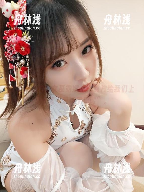 护士服上的小女巫露娜，在照片给我们上了一堂“职场潮流课”。