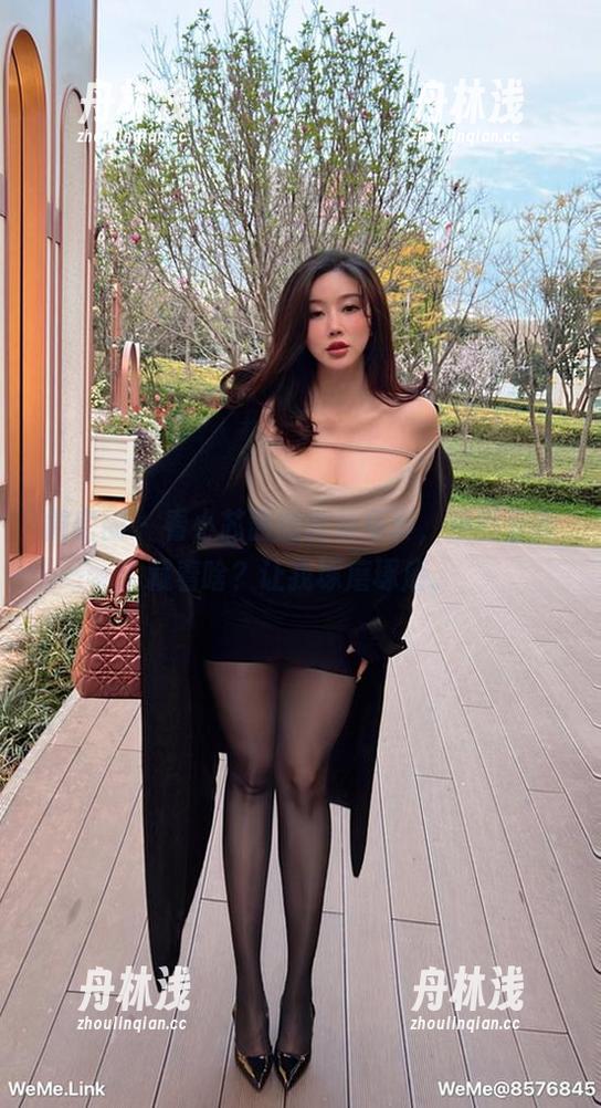 微密圈 - 看小芯酱的套装写真，原图里面藏着啥？让我琢磨琢磨。