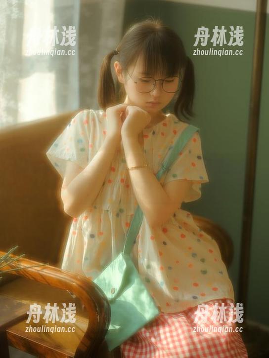 幼水铃衣 幼水铃衣走海边,照片里的海水果然蓝得耀眼啊!