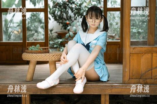 幼水铃衣 这组图库里,幼水铃衣的双人校服作品让我想起小时候的酸甜。