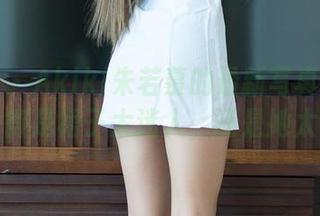 推女神 - Akiki朱若慕的最新写真短裙秀，你觉得是裙子太迷人，还是她太会穿？