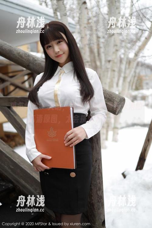 模范学院-陈怡曼 模范学院 - 天呐,发现了陈怡曼游泳池的高清原图,太会挑地方了吧!