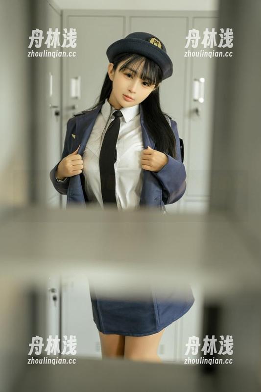 樱井宁宁教室的最新图片，坐在桌边的姿态，一言难尽。