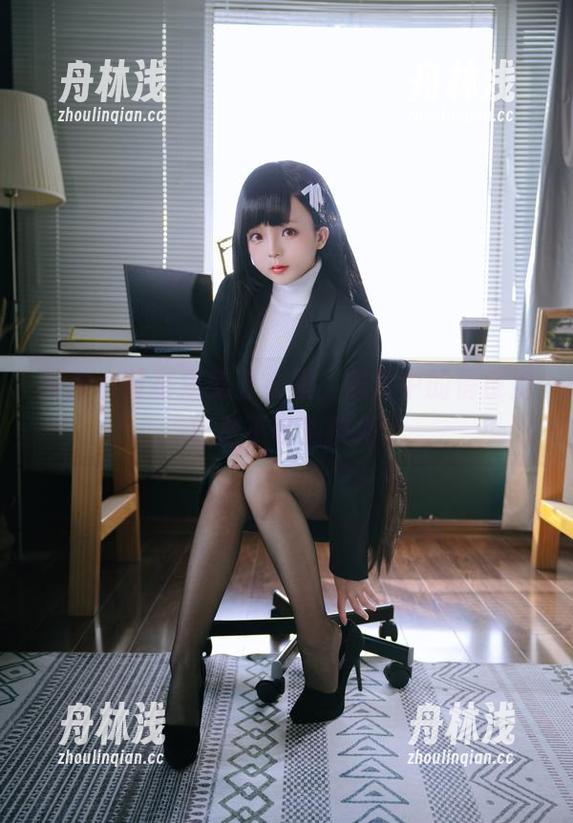 樱井小莜 樱井小莜在兔兔卫衣里,照片中的俏皮她簡直是不可能抗拒。