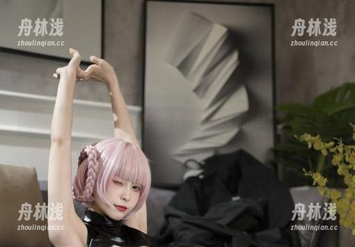 一种私拍的眩晕：樱岛嗷一在碧蓝航线z46的轻松美图时刻。