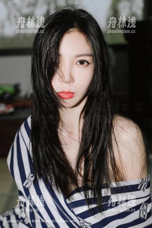 波萝社-夏美酱 波萝社 - 在线写真:夏美酱的死库水,透气吧?看得我蠢蠢欲动