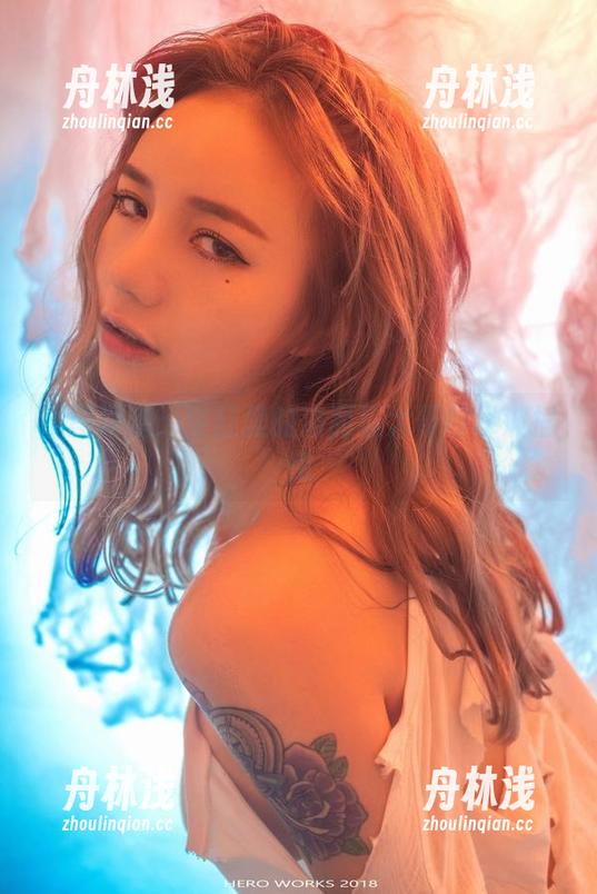 原图深潜：浴缸里的洛丽塔大哥与水波摇曳