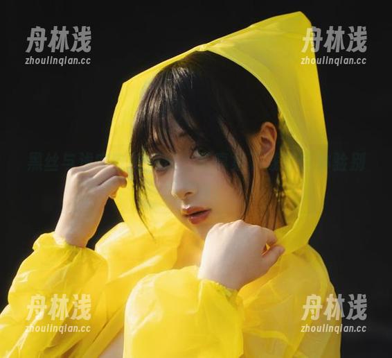 黑丝与浅安安的爱恋，写真集下载带你体验别样滋味！