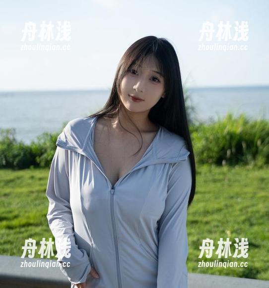 校服与浅安安：图包更新中，我的精神领袖，这衣服太绝了！