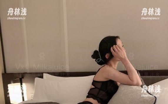 牛奶里的果汁 微密圈 - 图片精选——“牛奶里的果汁”的白色穿搭,简约又难以忽视,真让人心痒。