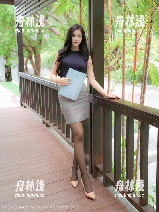 秀人网-小小白思宜 秀人网 - 图片中有个疯狂的小小白思宜,和肉丝牵扯不清…