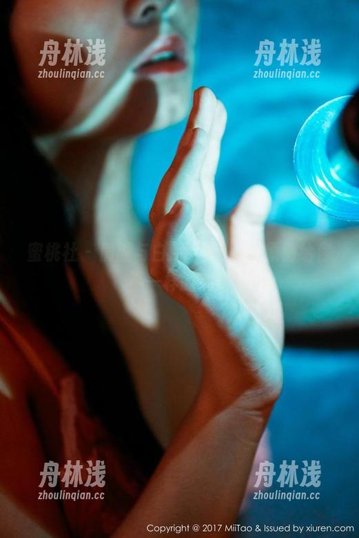蜜桃社 - 肩膀与白色，Suki的原图给你不一样的视角