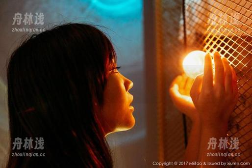 蜜桃社 - 结衣的万圣节古怪宇宙：在作品集的原图里发现了好多有趣的细节，好想试试她的鬼点子！