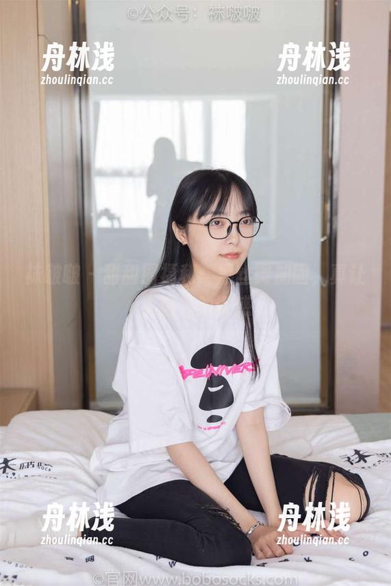 袜啵啵 - 甜甜圈福利：黑丝微加固，真让人犯规的诱惑