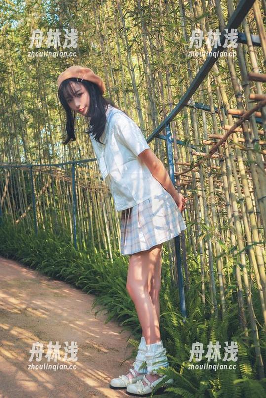 潜入西呱呀呀呀的私房图集，泳池深浅尽显幽微