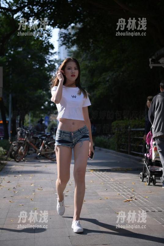 魔镜街拍-婷婷 魔镜街拍 - 福利上线:婷婷的包臀灰裙,营造出优雅休闲的奇怪氛围。