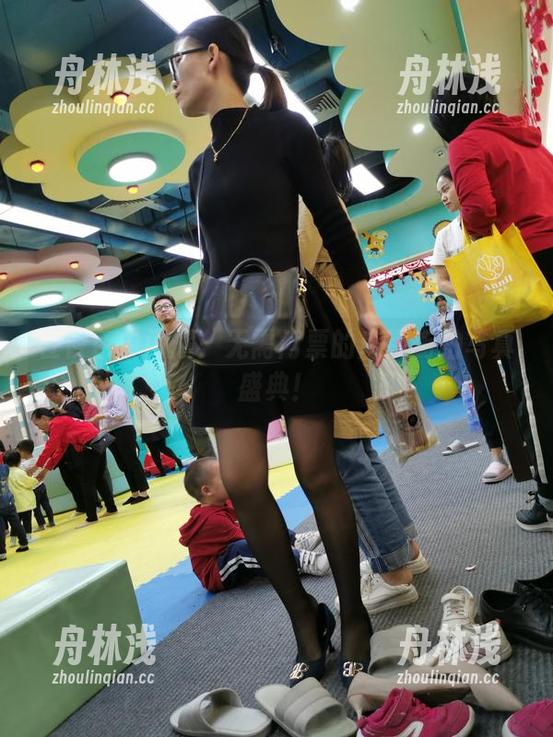 在夜色中闪耀：无需门票的魔镜街拍写真盛典！